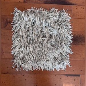 425 south pillow cover, 18x18. Like new with one small
Spot on back.